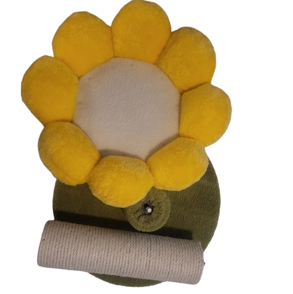 Whisker City Flower Scratching Post - Picture 5 of 9